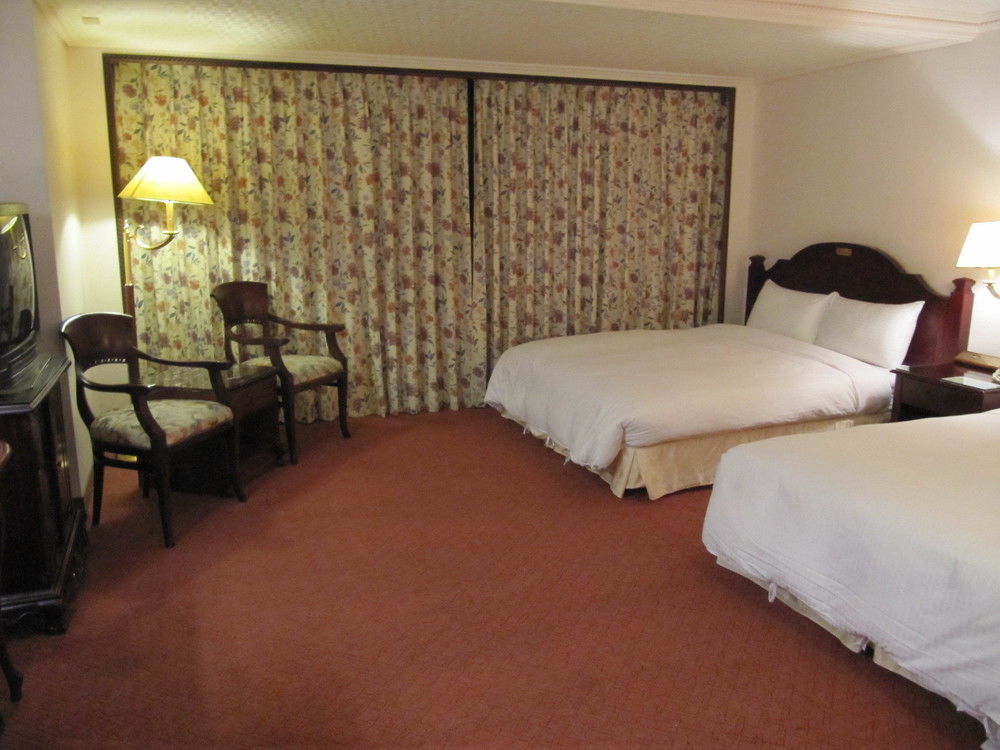 Sunrise Hotel Tainan Bagian luar foto