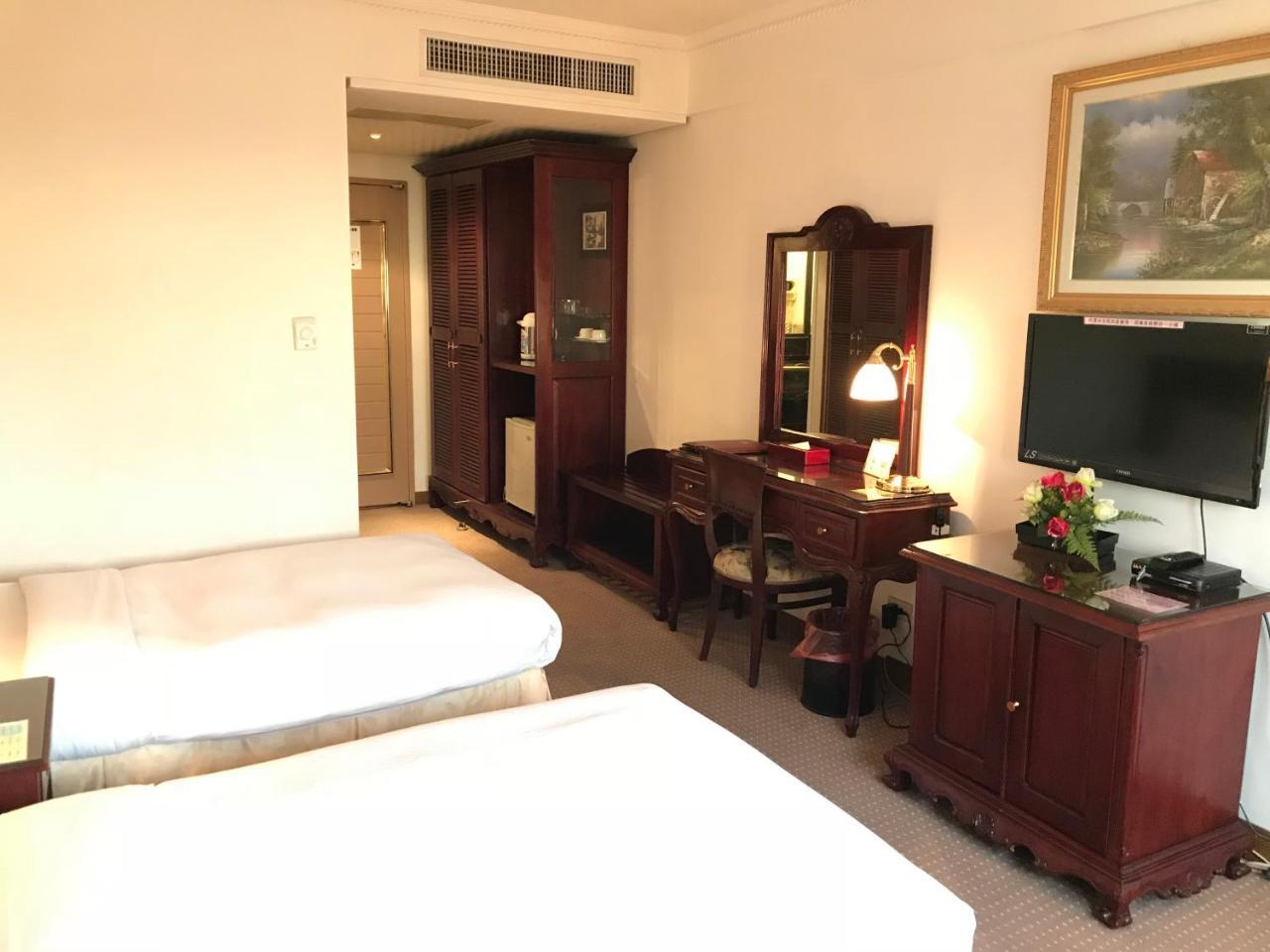 Sunrise Hotel Tainan Bagian luar foto