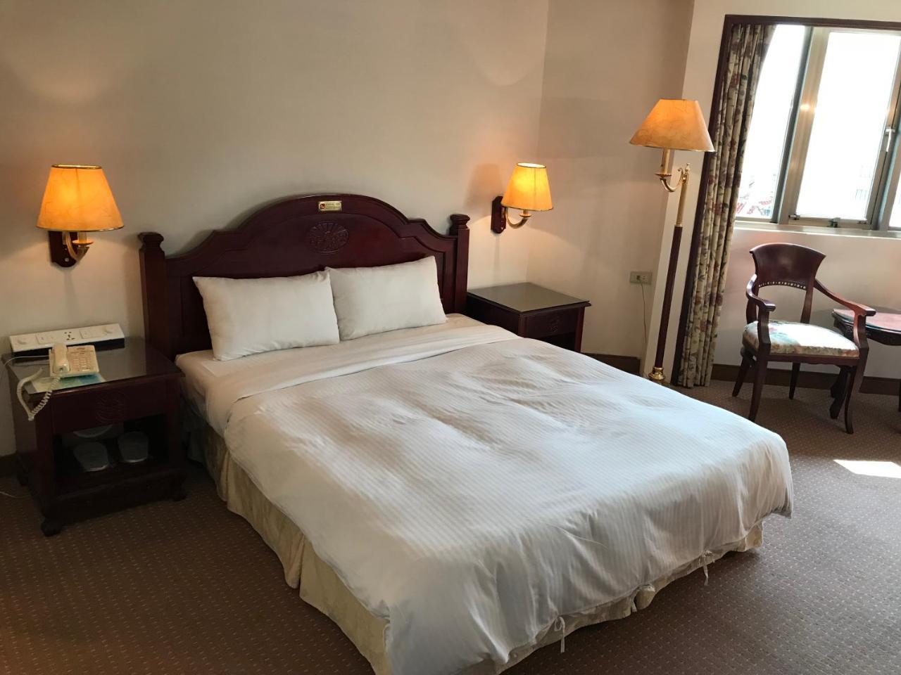 Sunrise Hotel Tainan Bagian luar foto