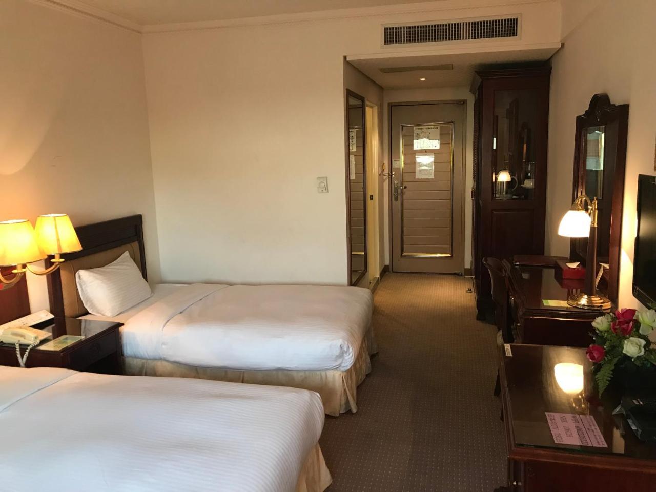 Sunrise Hotel Tainan Bagian luar foto