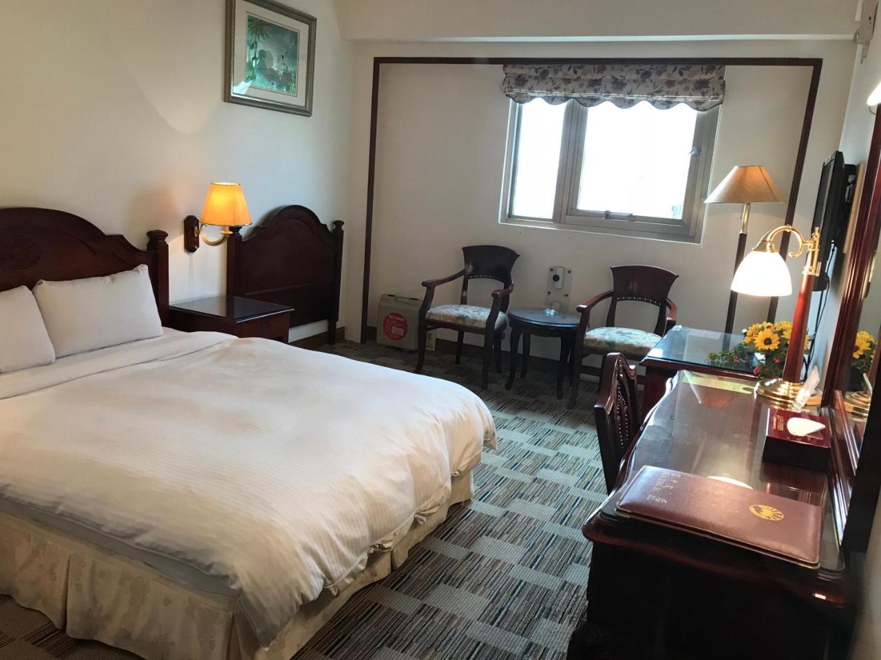 Sunrise Hotel Tainan Bagian luar foto